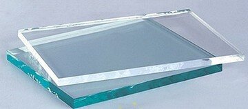 Верхнее стекло это ультрапрозрачное, а нижнее обычное зеленое.