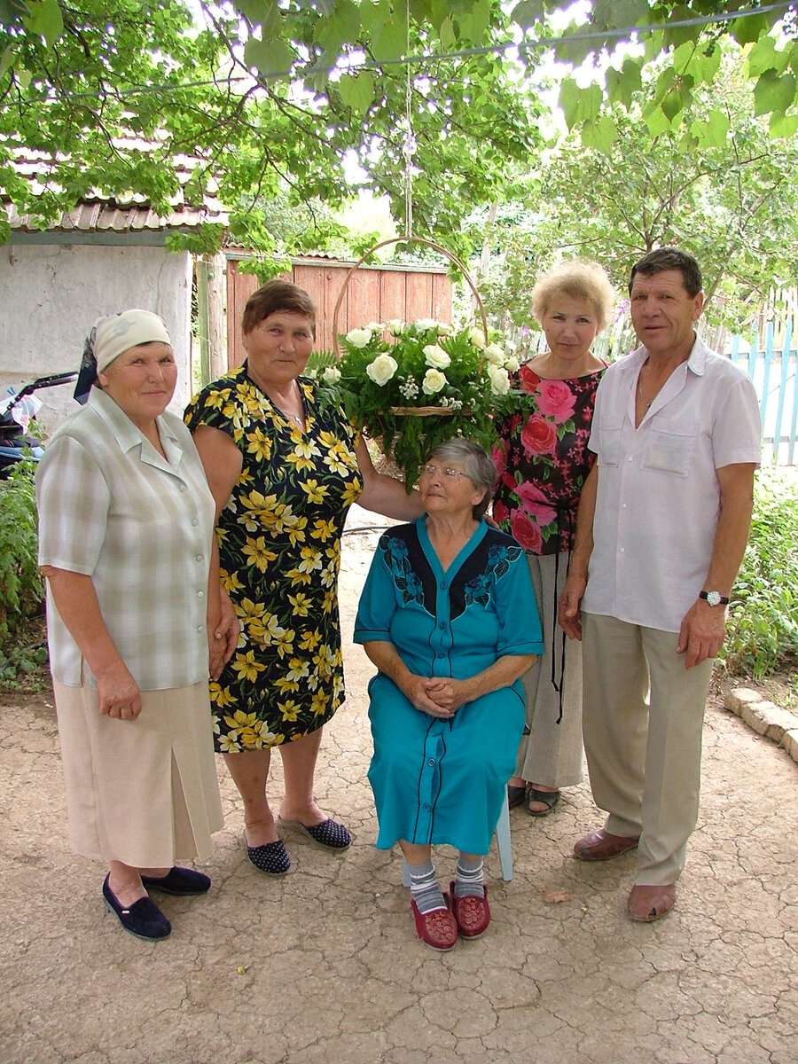 Наталья Трофимовна в центре