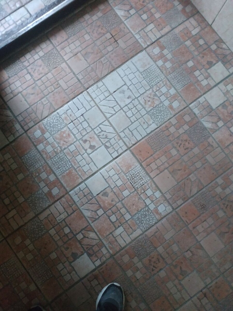 На фото наглядный пример того, что может произойти с напольной плиткой, которая уложена в подъезде жилого дома. Что в очередной раз говорит о том, что лучше бы в такие места укладывать керамогранит попрочнее с показателем износостойкости не ниже PEI III.