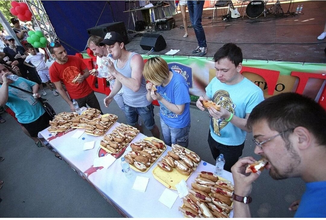 рекорд по поеданию хот догов. соревнования по поеданию. соревнования по поеданию гамбургеров. соревнования кто больше съест. соревнования кто больше съест еды.