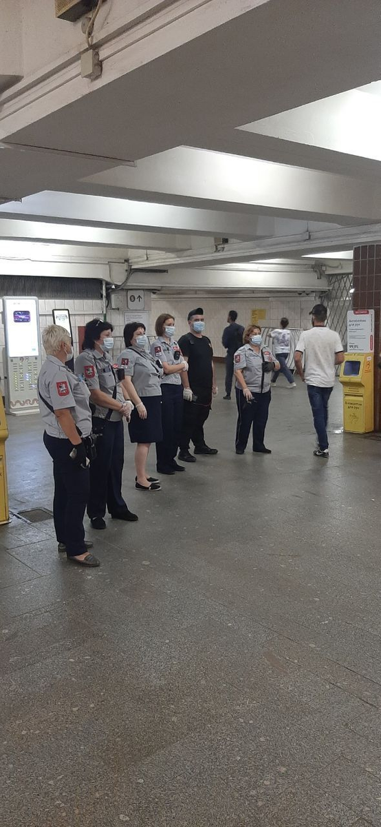 Контроллёры и  их охрана стоит обычно по 5- 6 человек , и ищут жертв 