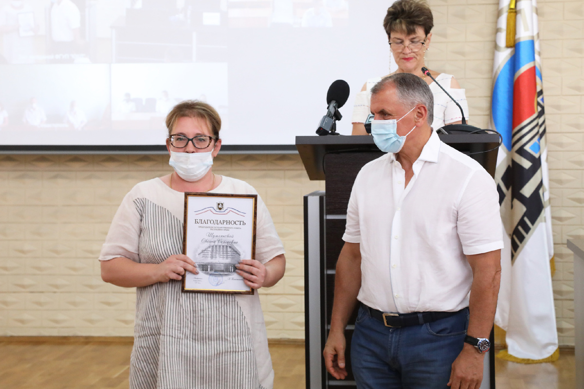 В. Константинов поздравляет приёмосдатчицу груза и багажа станции Мекензиевы горы Оксану Шумлянскую