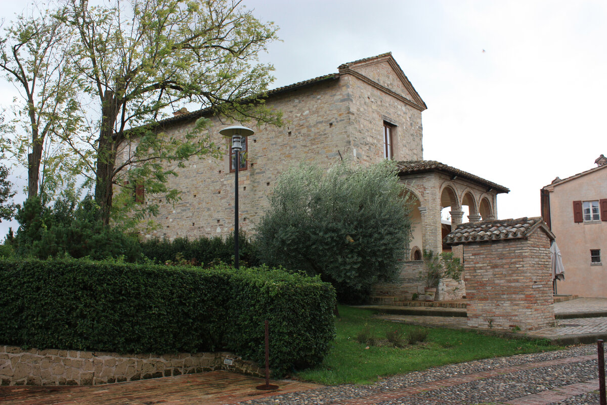 Простое убранство двора. Италия. Фото автора.