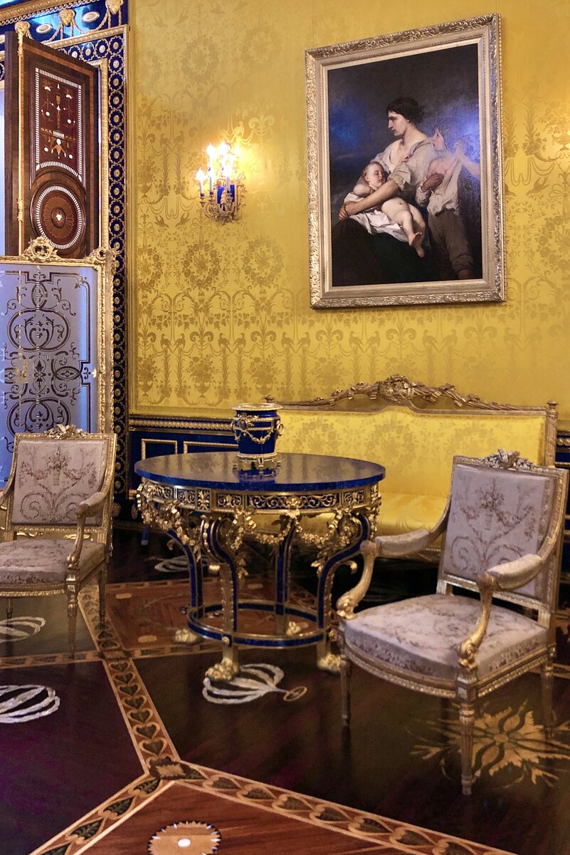 Лионский зал с мебелью и уникальным паркетом