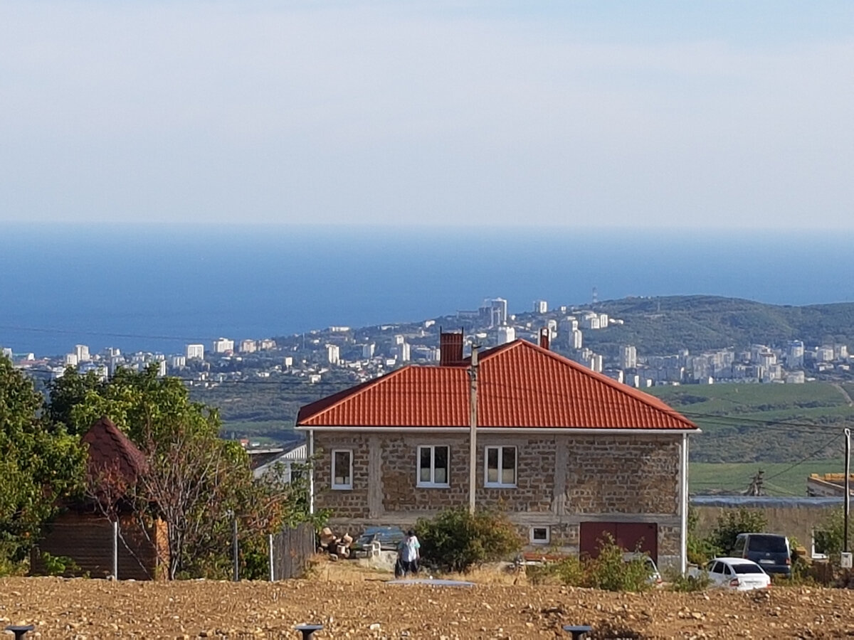 Тот самый Крым, который любят. Село с панорамным видом на море, горы и  Алушту. Здесь активно строятся. И про цены на участки. | Добрый Крым. | Дзен