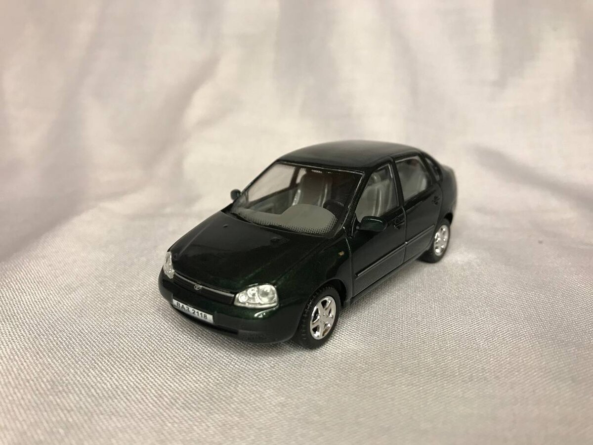 Данный экземпляр я прикупил год назад в хорошем состоянии. На меня давили мысли, что еще пару лет и этих машинок совсем не останется (или их цена будет равна стоимости номерной саратовской Волги 24). Именно поэтому - я быстренько восполнил пробел своей коллекции. К слову, сегодня Лада Калина в масштабе 1/43 от китайского Hongwell стоит около 1 тыс. руб.