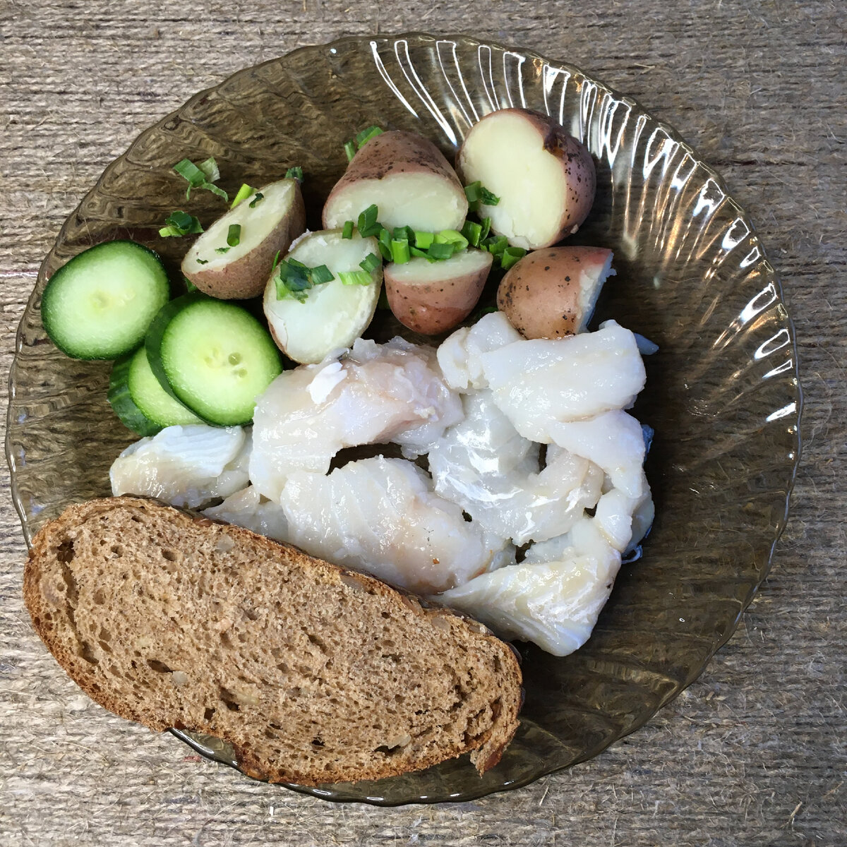 Картошечка, зелёный лучок, огурец, хлеб и треска в масле