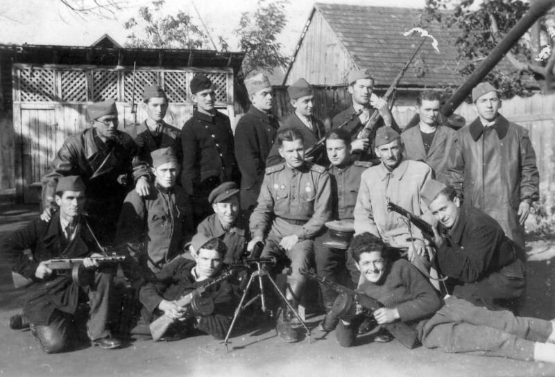 Фото конечно сильно более поздние, но представление о партизанах Югославии дают. 