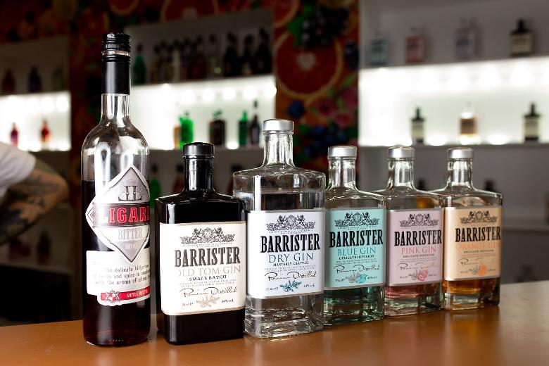 Джин барристер олд том. Джин Barrister Dry Gin. Barrister Dry Gin линейка. Джин Барристер Пинк. Джин Ладога Barrister.