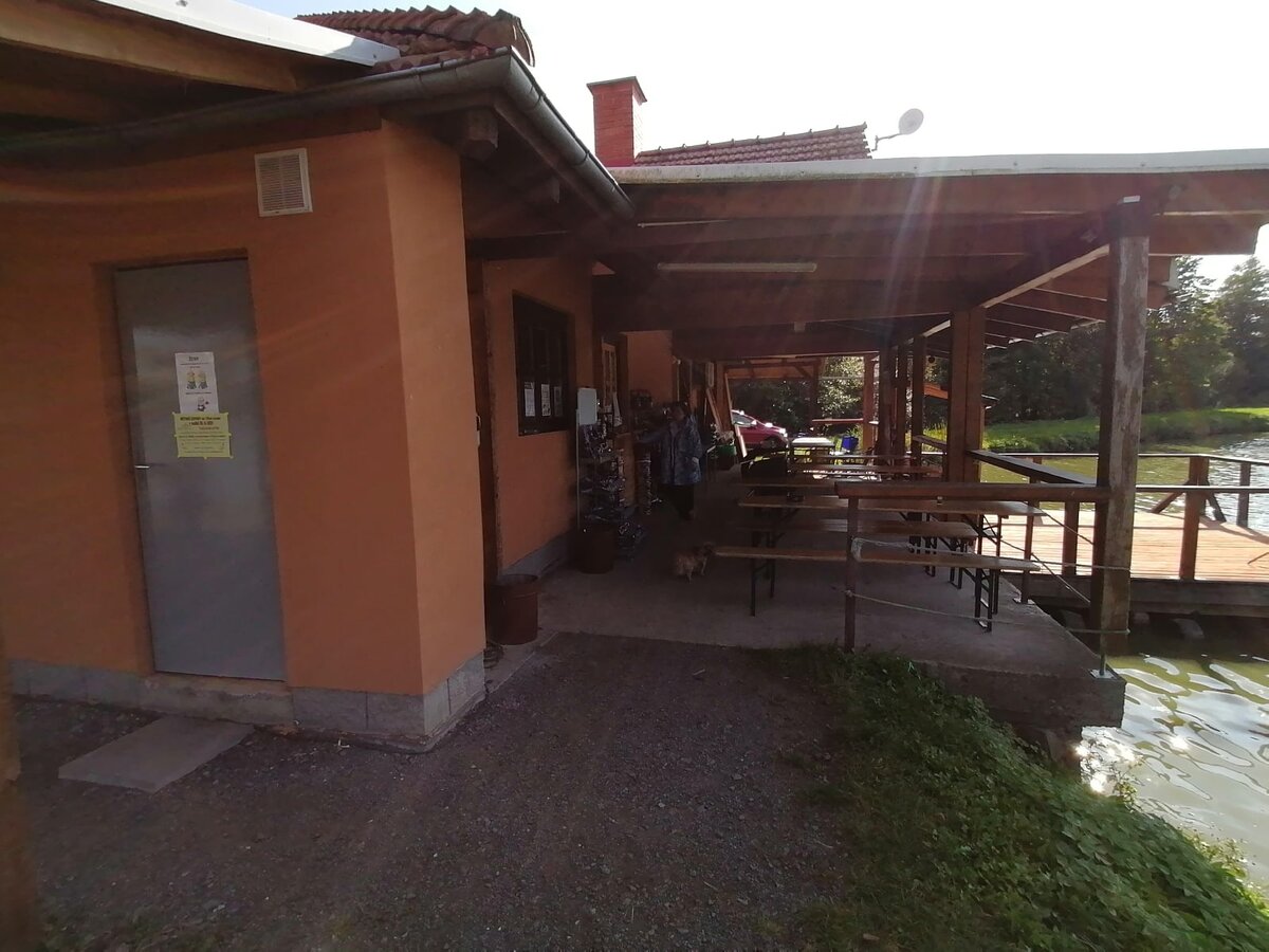 (с) Фото автора. Платный водоём "Rybniky Polouvsi", близ Нового-Йичина, Чехия. Ещё 3 фото справа->->->