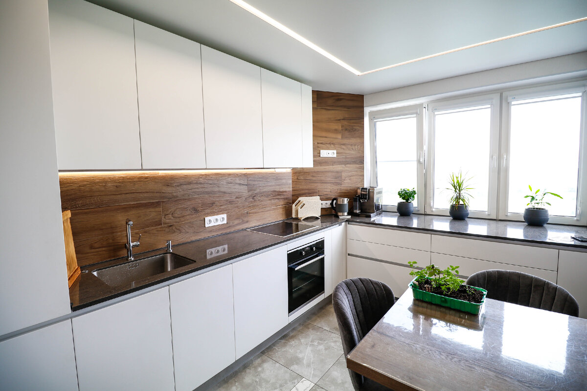 Просторная кухня в панельке