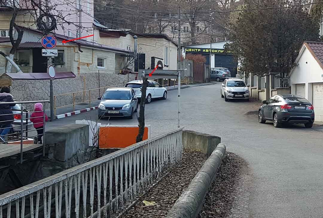 Стрелками отмечены автомобиль и знак. В моем случае, автомобиль был развернут