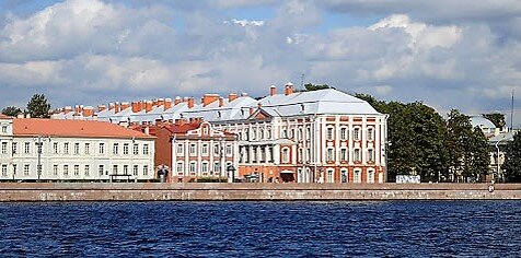  Только вот этот жалкий уголок робко всматривается в воды Невы.