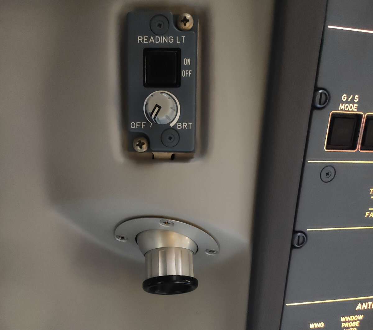 Светильник в кабине экипажа SSJ-100