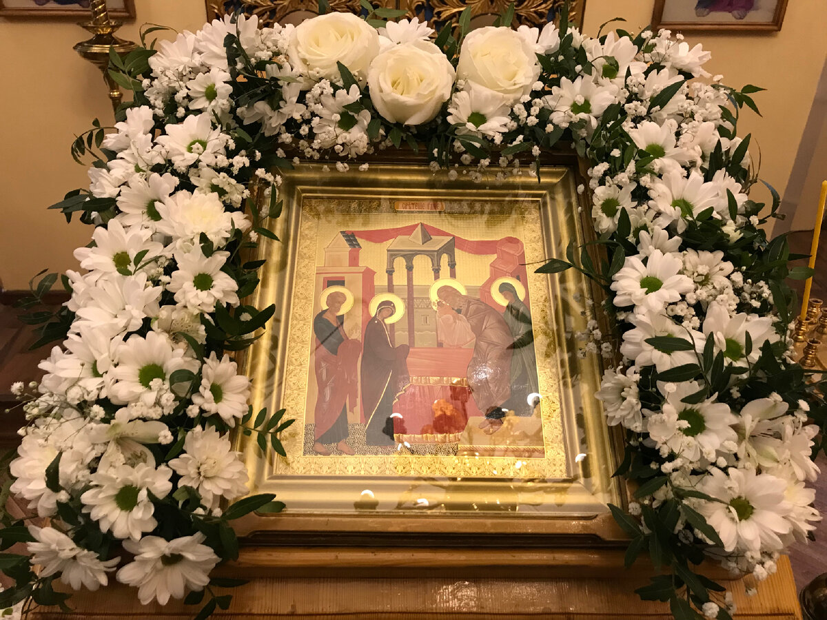 Сретение Господне,  один из двунадесятых церковных праздников. Сретение, что значит встреча! Встреча Богомладенца Христа и старца Симеона, который подтвердил, что Иисус есть Христос. В этой ней мы можем усмотреть также встречу Нового и Ветхого Заветов.
Праздник известен на Востоке с IV века, а на Западе – с V века.
В 543 году Юстиниане I, постановлено, в память об избавлении Константинополя от моровой язвы и землетрясения в Антиохии, совершать богослужения на Сретение с особой торжественностью и с крестным ходом со свечами.
Празднование Сретения Господня совершается на 40-й день после Рождества Христова, так как во исполнение закона Моиссева, Божественный младенец  был принесен в храм для приносился в храм для посвящения Богу и принесения жертвы за очищение матери. Так Христос был встречен св. Симеоном и пророчицей Анной. По преданию, старец ожидал Мессию, так как ему было обещано от Святого Духа, что он не умрет, до тех пор пока не увидит Христа (2 стихира на стиховне). Увидев в Иисусе Христа он произнес: «Ныне отпущаеши раба Твоего, Владыко, по глаголу Твоему с миром: яко видеста очи мои спасение Твое, еже еси уготовал перед лицем всех людей, свет во откровение языков и славу людей Твоих Израиля». После Пречистой Деве он предрек страдания Спасителя, а Анна возвестила о Мессии ожидающим Его (Лк. 2, 22–39).
Так весь смысл этого праздника раскрывается в богослужебных текстах. И примечательно, что праздник имеет своим названием Сретение Господне, но принадлежит в числу Богородичных ( а в Западной Церкви называется «Сретением» или «Очищением» Богоматери), но имеет входный стих как на Господских праздниках.
Величаем Тя, Живодавче Христе, и чтим Пречистую Матерь Твою, Еюже по закону ныне принеслся еси в Храм Господень.