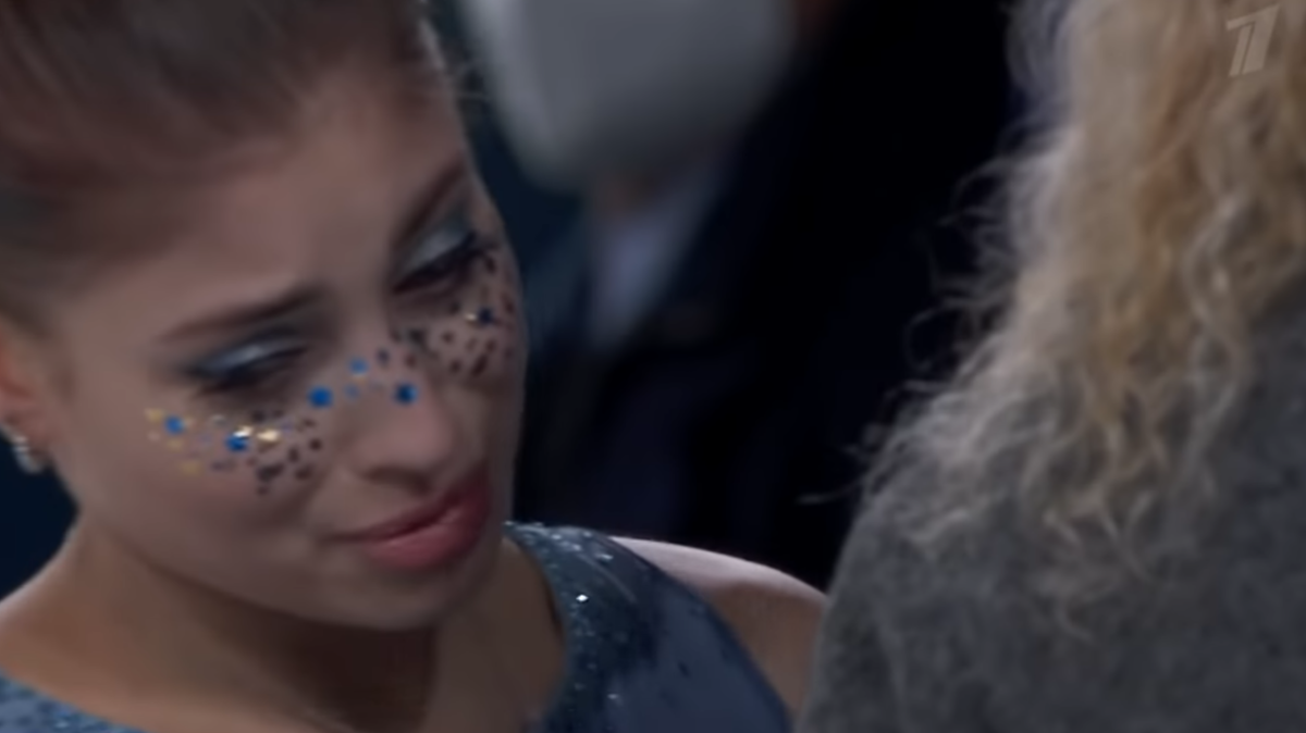 Алена Косторная и Этери Тутберидзе после произвольной программы на этапе Гран-при в Гренобле. Титаник фото: YouTube канал Первого канала.