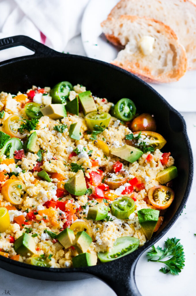 Чукчука (яичница с помидорами и острым перцем).