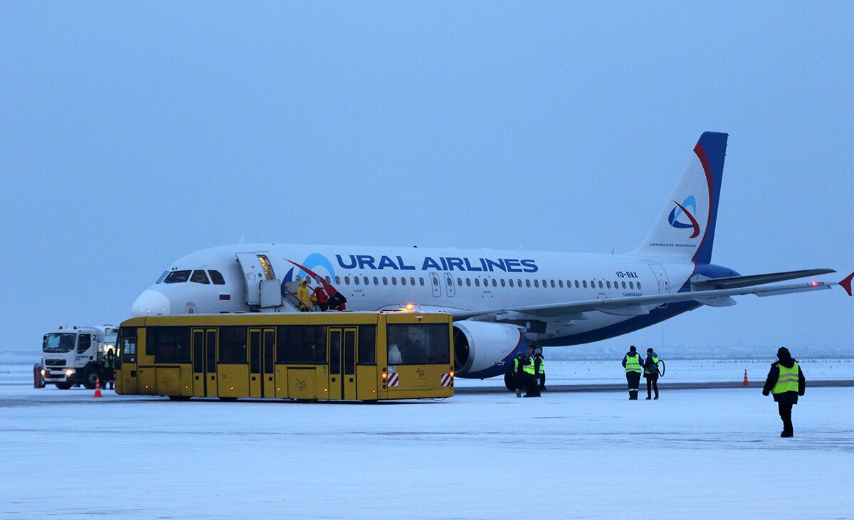 самолет в окружении техники