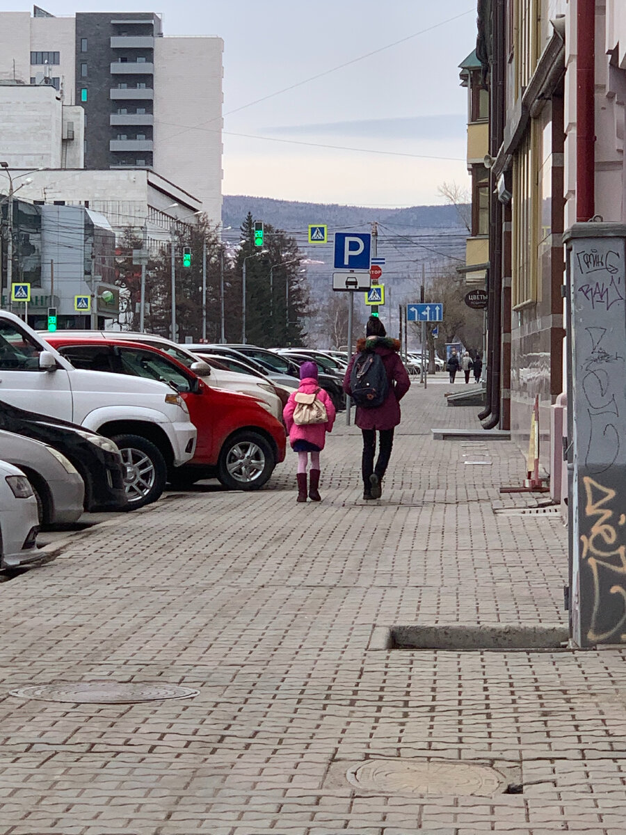 Старшая доча сопровождала