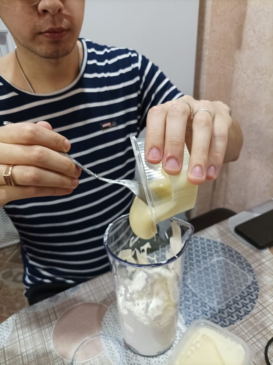 сверху сгущёнку