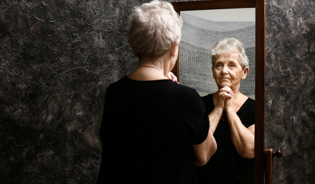 Пожилая женщина у зеркала. Старость в отражении. Пожилая женщина смотрится в зеркало. Отражение бабушки в зеркале. Видеть себя в зеркале молодой