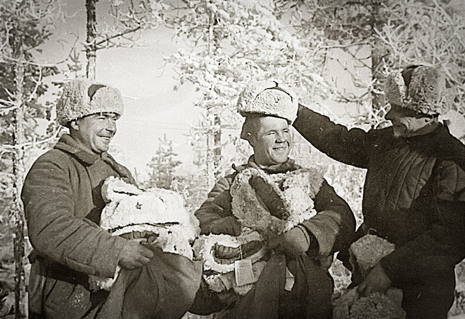 Карельский перешеек. Выдача теплого обмундирования бойцам Красой Армии. Фото Всеволода  Тарасевича
