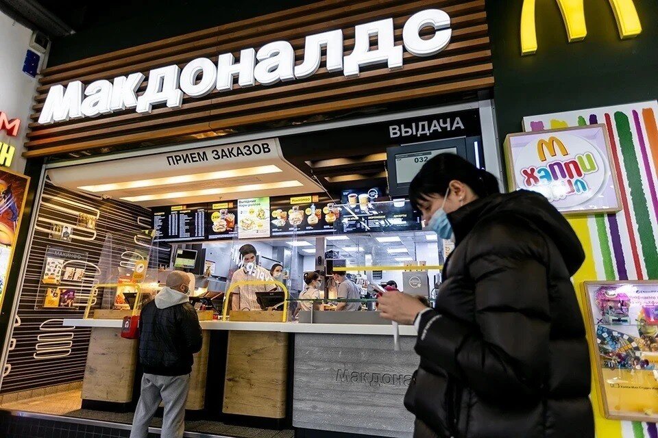     Рестораны McDonald's будут работать в России, но уже под новым брендом Валерий ЗВОНАРЕВ