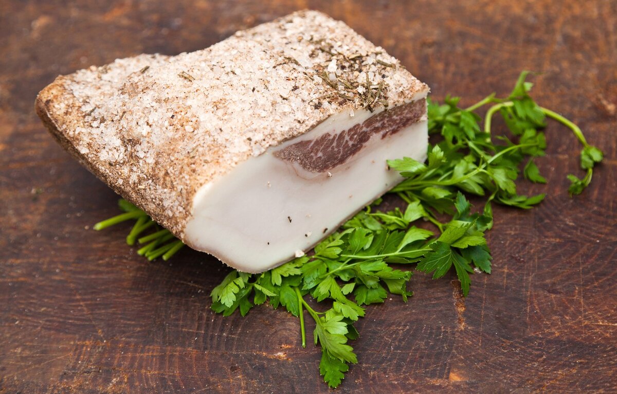 Сало солёное белое (спинка или боковина), палёное и пряженое на ржаной соломе . Отправляется в вакууме. Спинка - 900 руб/кг, боковина -800 руб/кг