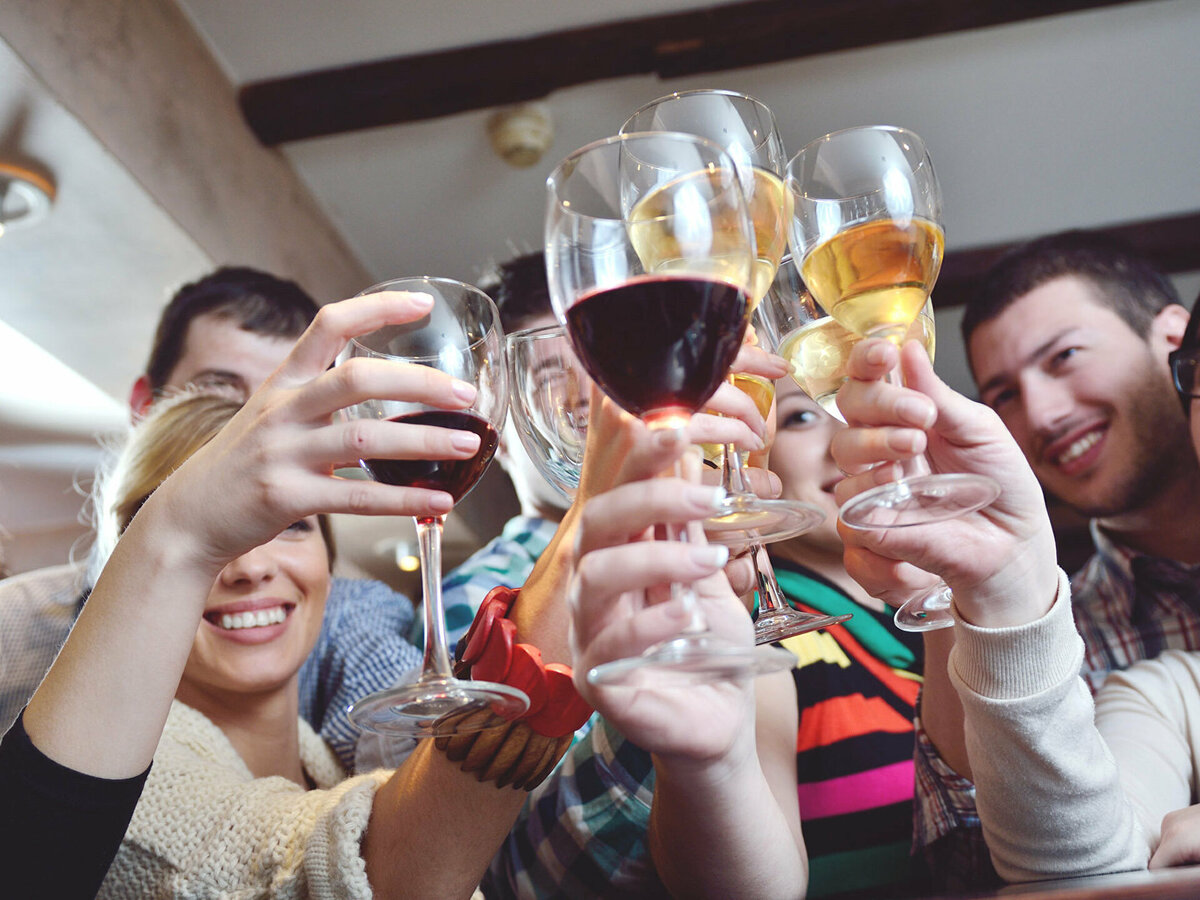 У В. был широчайший круг знакомств - а значит, огромный выбор компаний, где просто нельзя не выпить. Фото с просторов интернета.