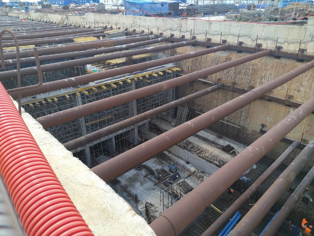 📷 1: Ведётся армирование лотка эвакуационного выхода в северном (со стороны ул. Александры Монаховой) торце котлована «Бачуринской». Как сообщает наш источник, от строительства полноценного вестибюля с этой стороны действительно приняли решение отказаться.