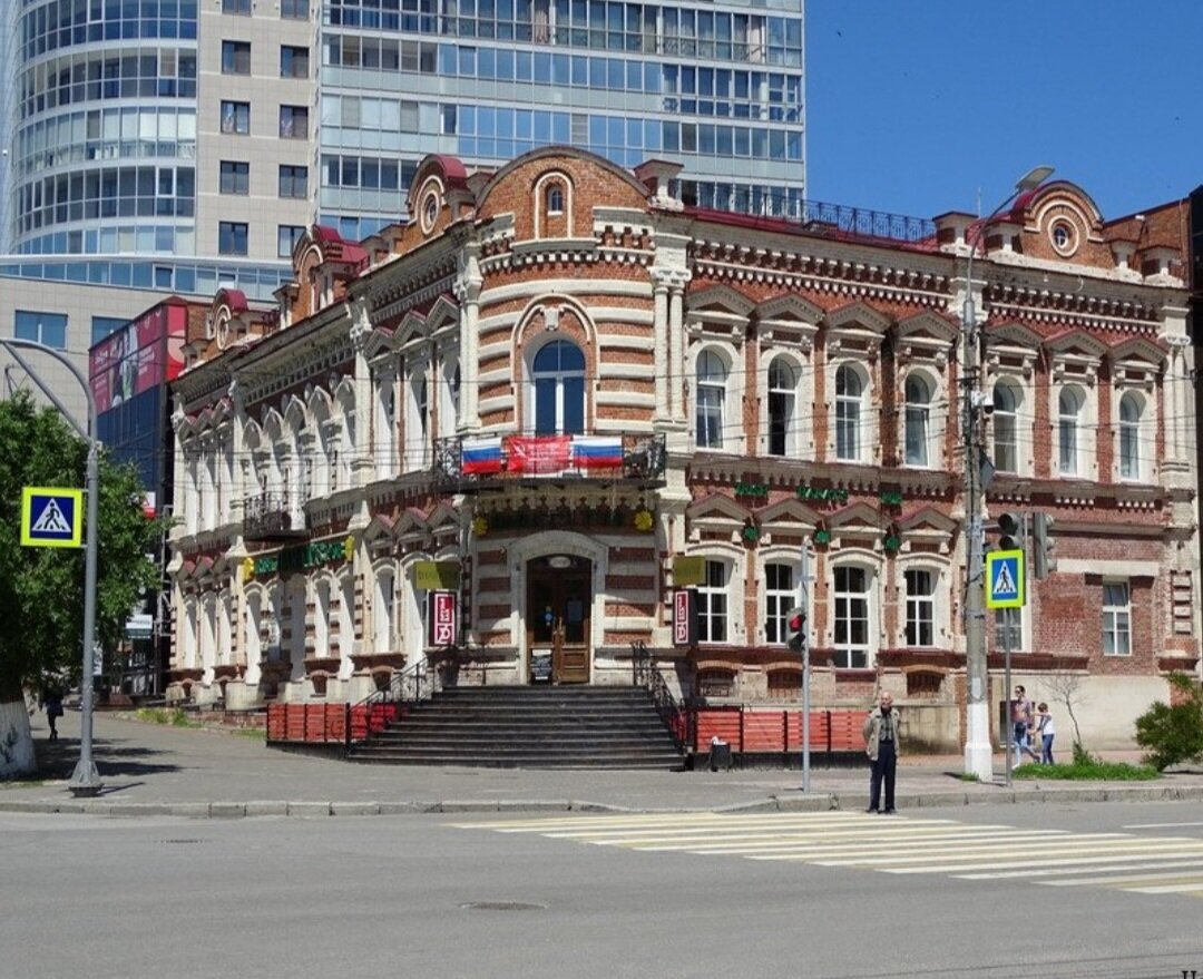 История Волгограда может содержать в себе загадки там, где, казалось бы, их не должно быть. На углу улиц Советкой иКомсомольской стоит историческое здание, которое числится охраняемым объектомкультурного наследия и называется «Дом братьев Серебряковых». С этим названиемприходилось сталкиваться неоднократно, однако до сих пор не вполне ясно, чтопослужило источником такой информации. Действительно, в Царицыне были крупныепредприниматели Григорий и Александр Несторовичи Серебряковы, которымпринадлежал ряд сохранившихся построек: здание бывшей Женской гимназии №2 (современнаяшкола №83) и здание бывшего Гвоздильного завода (на ул. Гоголя). Был ли дом,ныне значащийся под адресом Комсомольская, 4, их жилым домом, либо же онсдавался ими в аренду – не известно. Считается, что здание построено в конце XIX века.