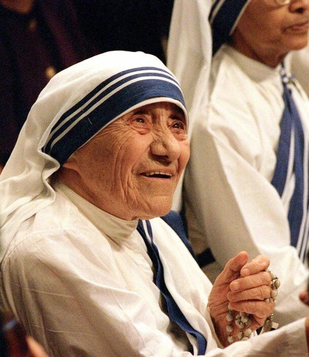 Мать Тереза ​​Калькуттская посещает мессу в честь дня святых Петра и Павла в базилике Святого Петра в Ватикане, на этом архивном фото 29 июня 1997 года. ПЛИНИО ЛЕПРИ/ASSOCIATED PRESS