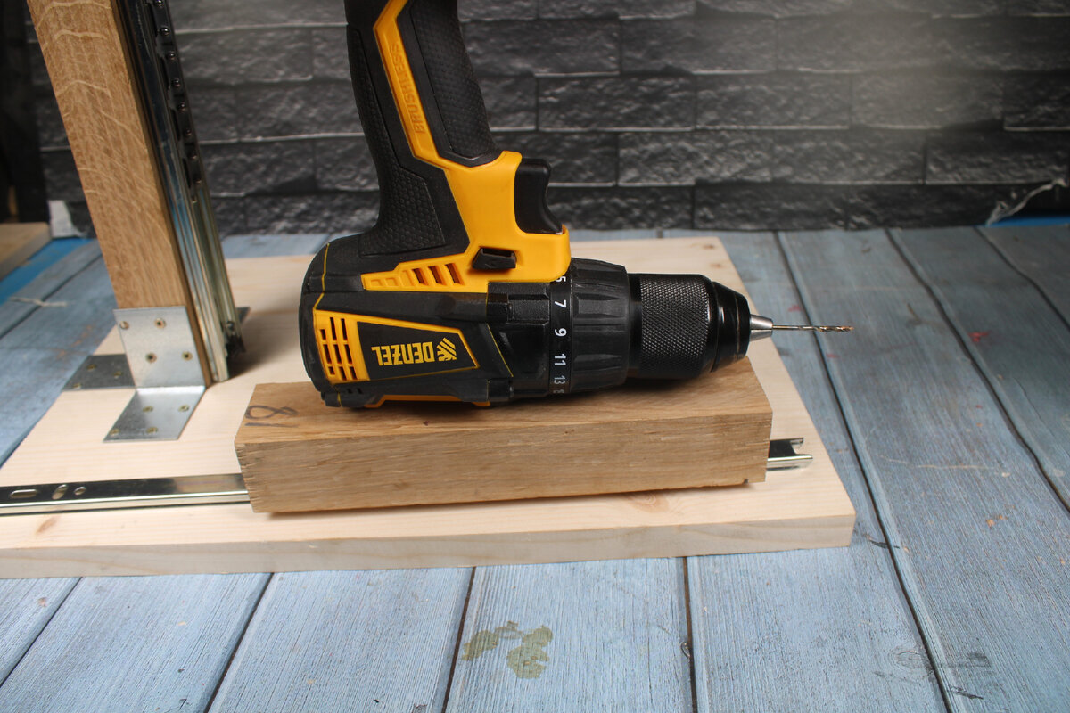 Как быстро и просто сделать аналог сверлильного станка с помощью обычного шуруповерта