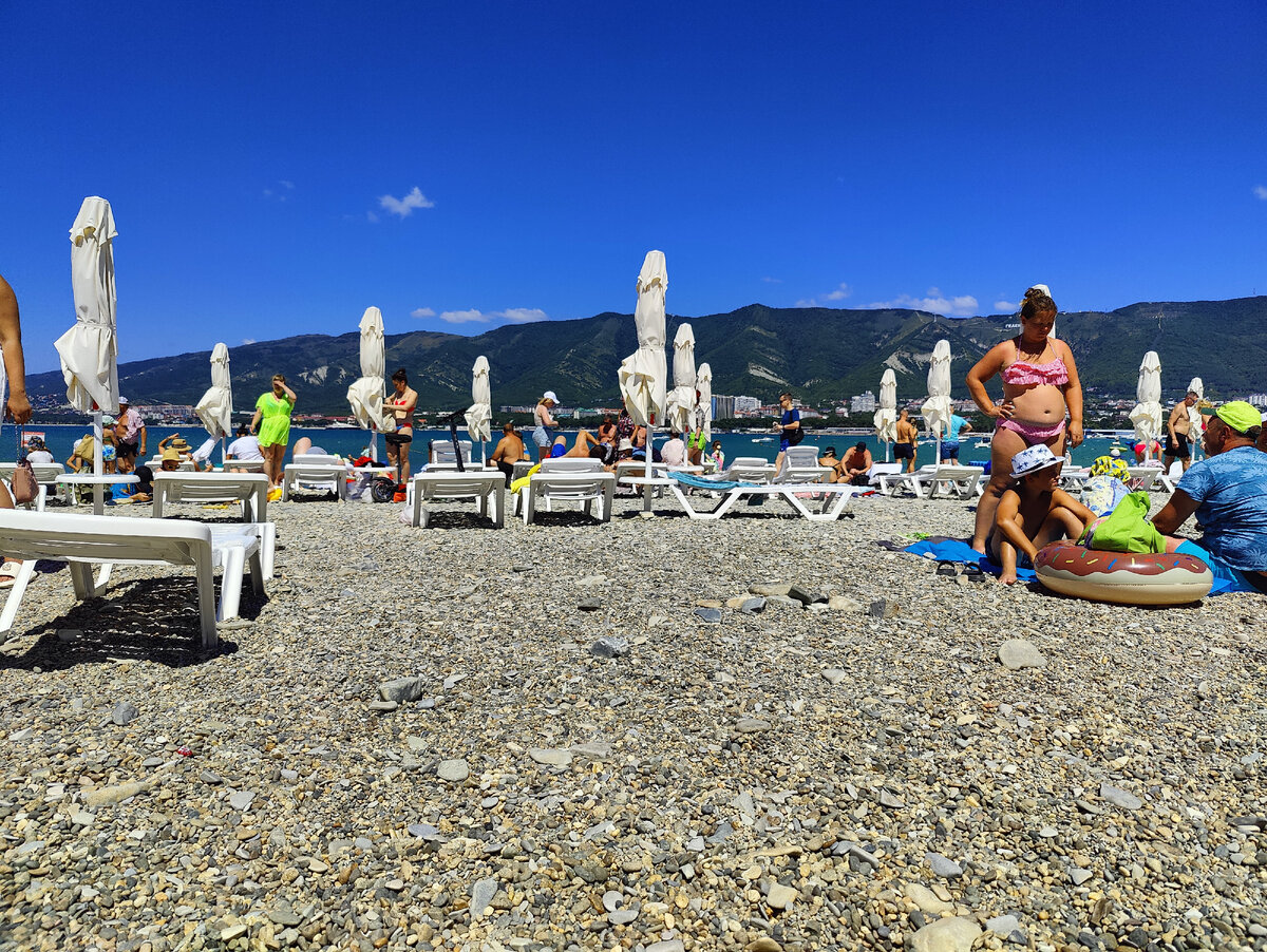 Галечный пляж в Геленджике 