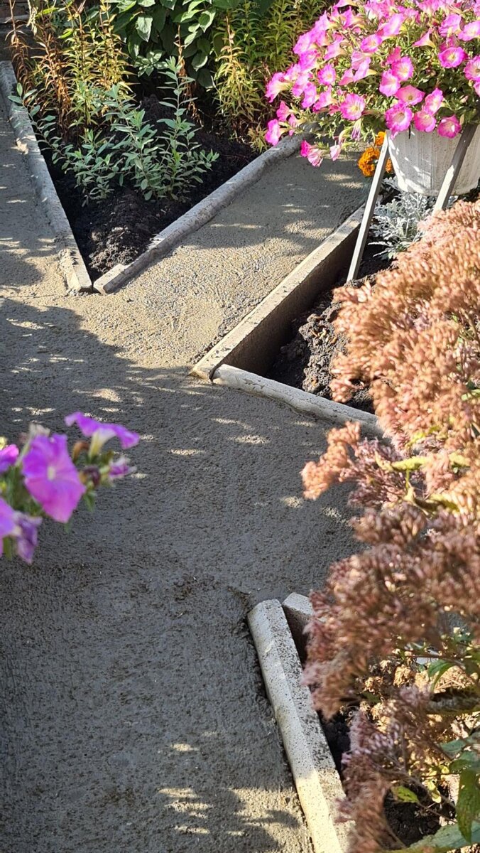 Новые дорожки в палисаднике