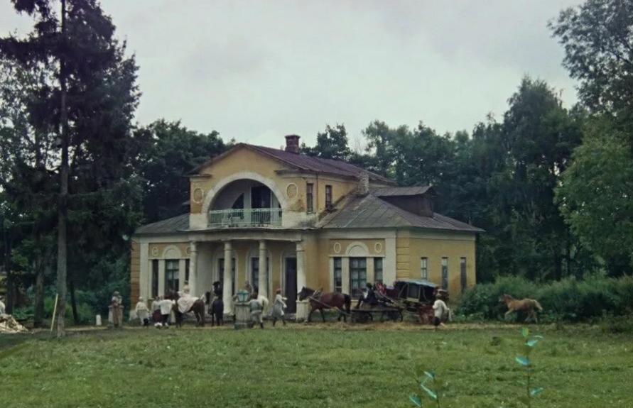 Усадьба Ляхово. Кадр из фильма "Формула любви" (1984)