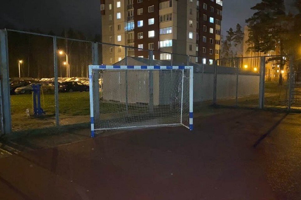     Умер 12-летний минчанин, на которого упали футбольные ворота на детской площадке. Фото: СК