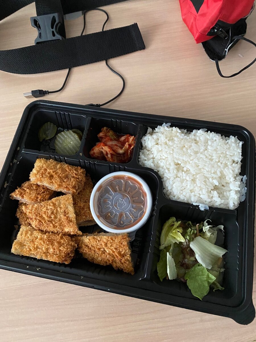 Такие боксы нам выдавали каждый день во время карантина