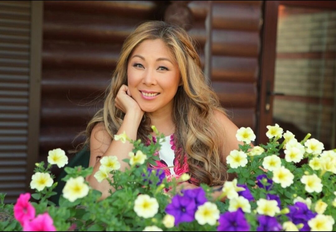 Анита Цой в своем доме в Подмосковье