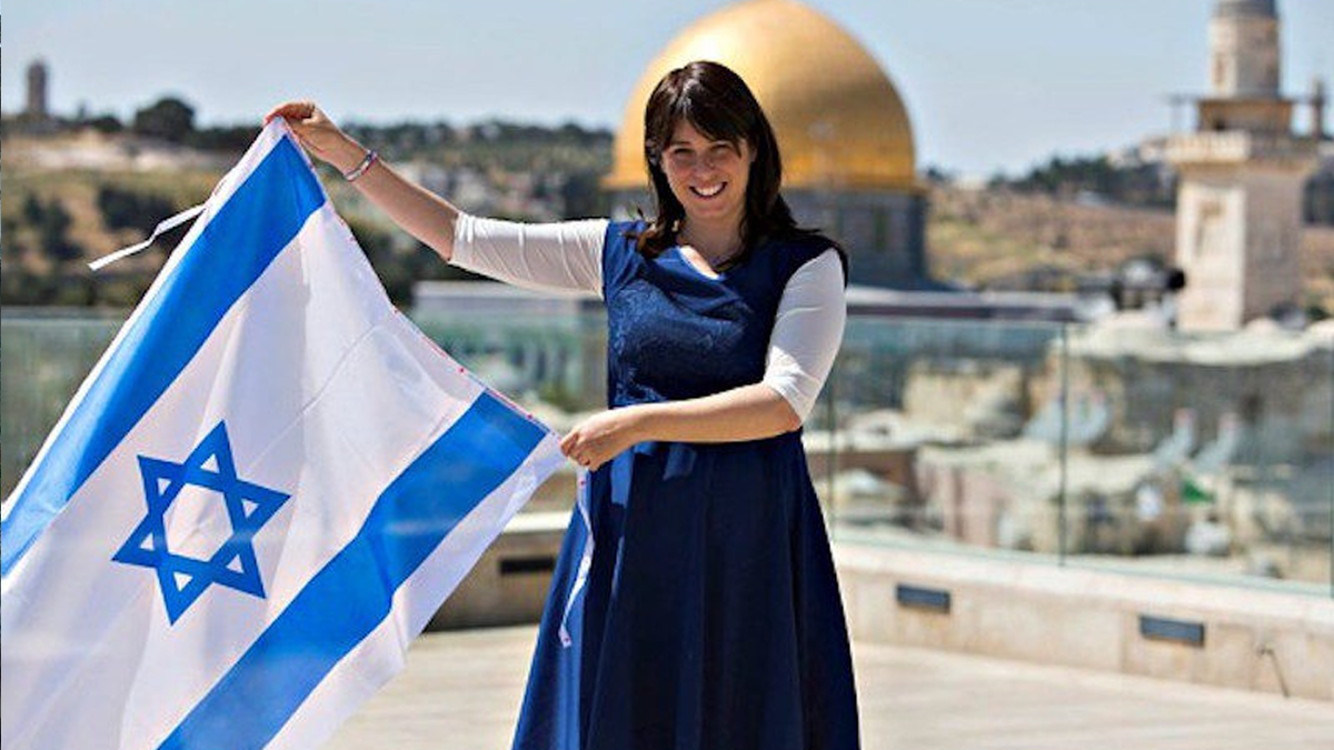 Israel's. Израиль люди. Национальные цвета Израиля. Израильтяне с флагами.