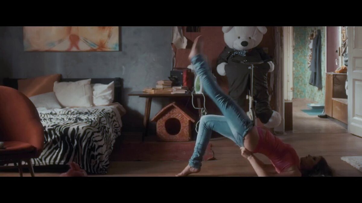 И я вот так примерно пыталась влезть в "худые" джинсы новыми большими ягодицами. А надо то было просто купить штаны на пару размеров больше! Источник: Ютуб, скриншот из клипа "Лабутены"