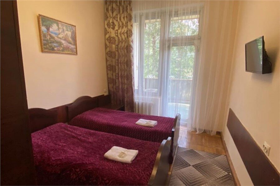 Само здание санатория расположено в парке на окраине Теберды. Никаких выхлопных газов, только чистый воздух