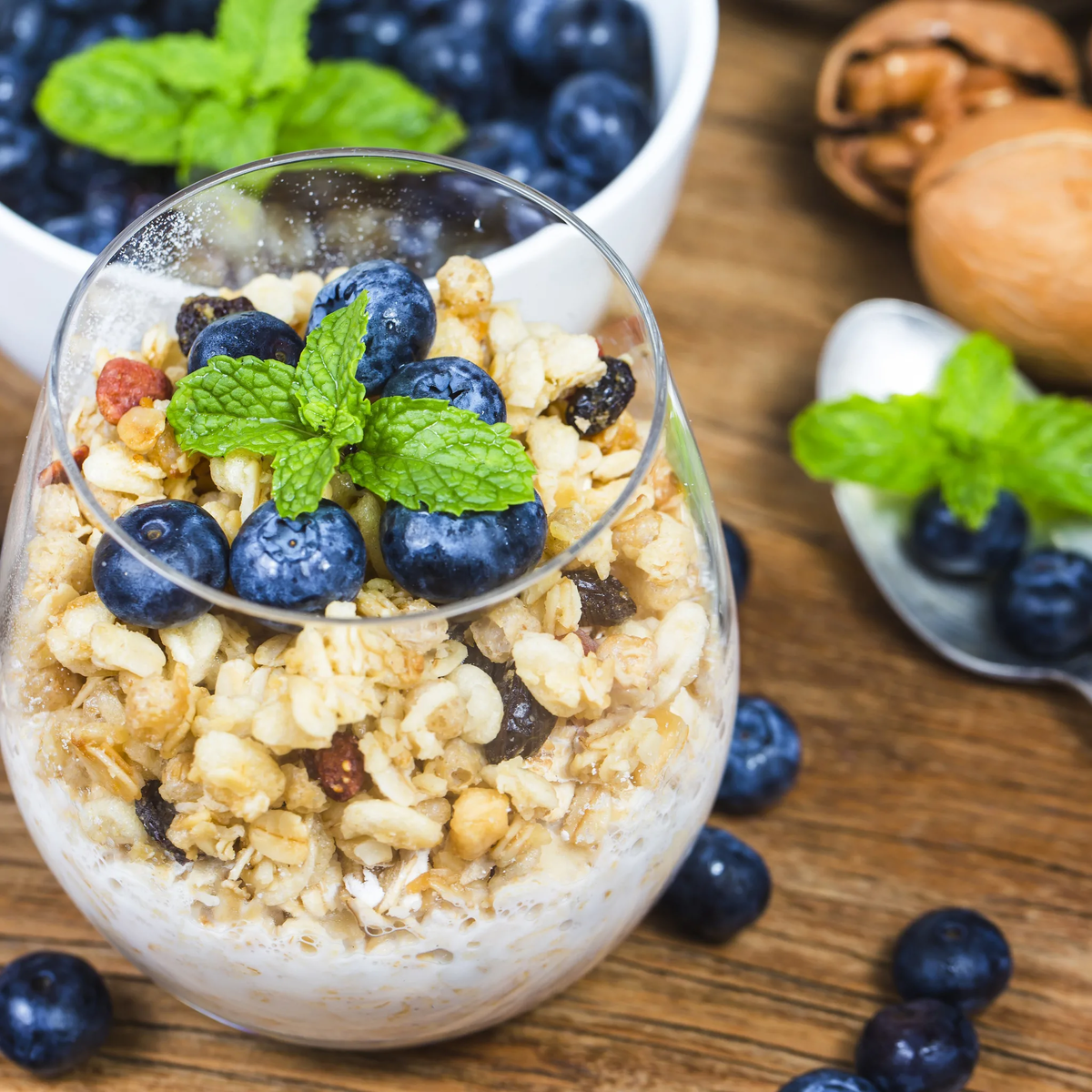 Греческий йогурт с орехами и ягодами