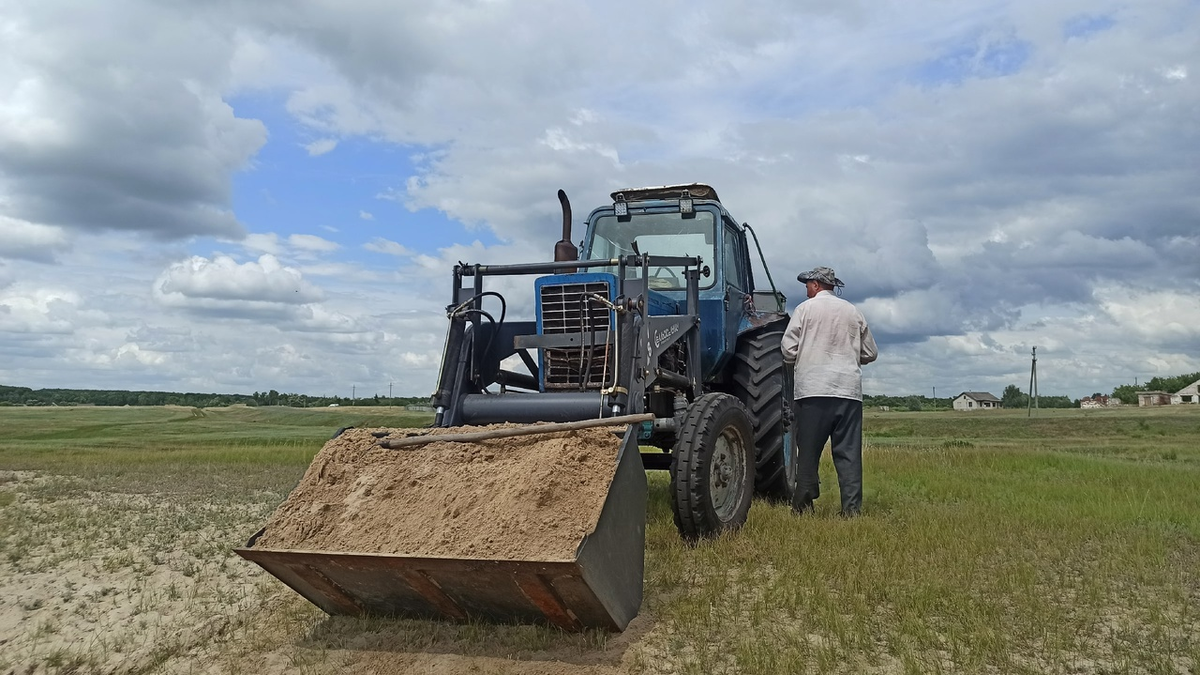 В перерывах между сенокосом мы с отцом успели привезти песка и залить бетонную стяжку в помещении, где будем хранить зерно.