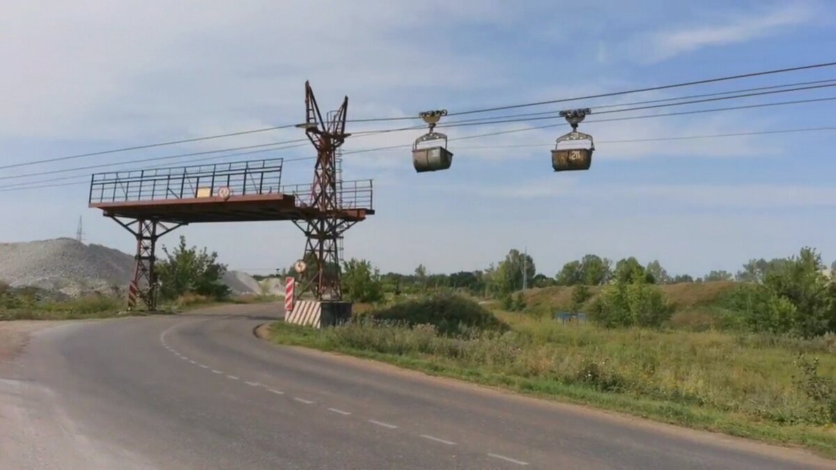 Вот так перевозится известняк Шахтау в Стерлитамакский завод. Конструкция масштабная и впечатляющая, сделана на совесть, как и все в СССР. 