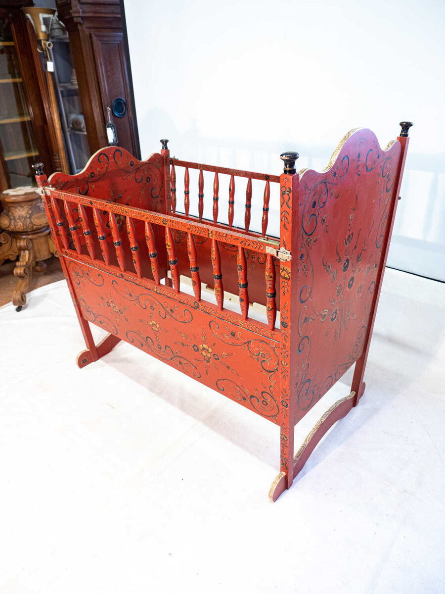 Антикварная расписная колыбель