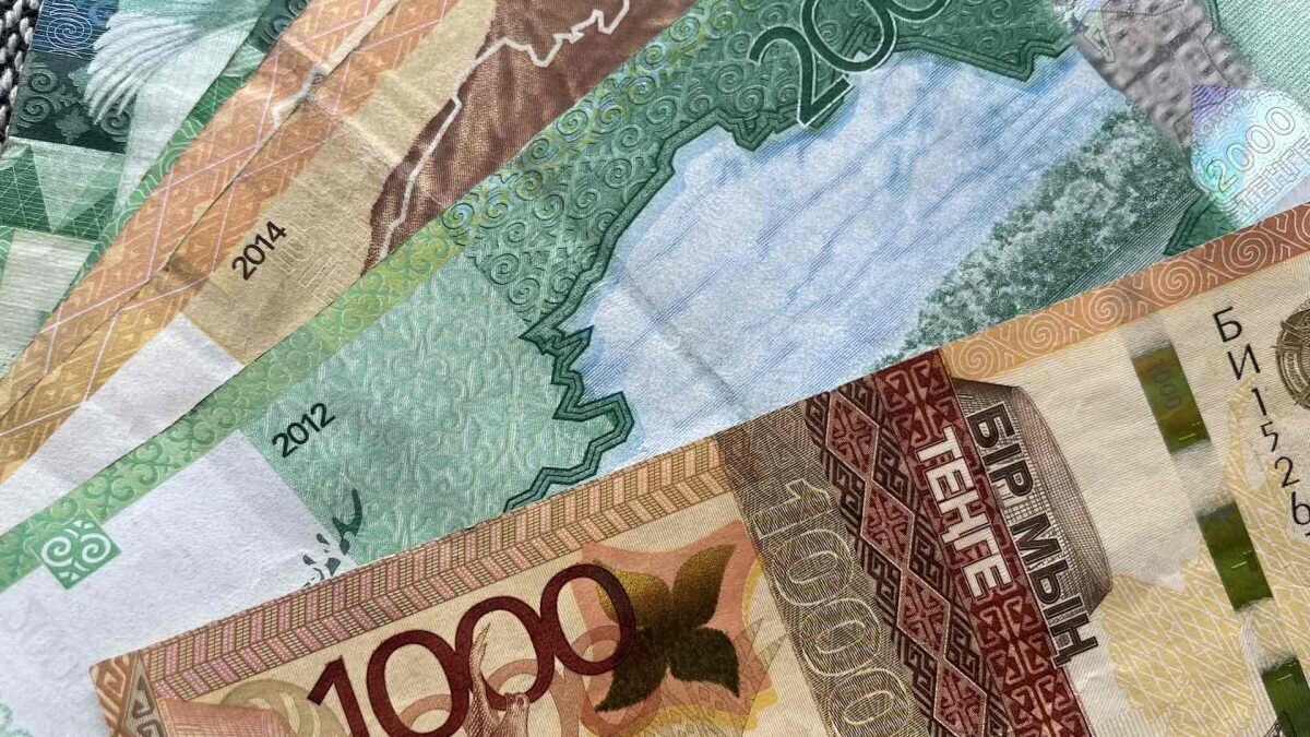 Деньги португалии. Деньги Португалии фото. Картинка португальской купюры. Денежная валюта Казахстана. Денежная единица Португалии 7