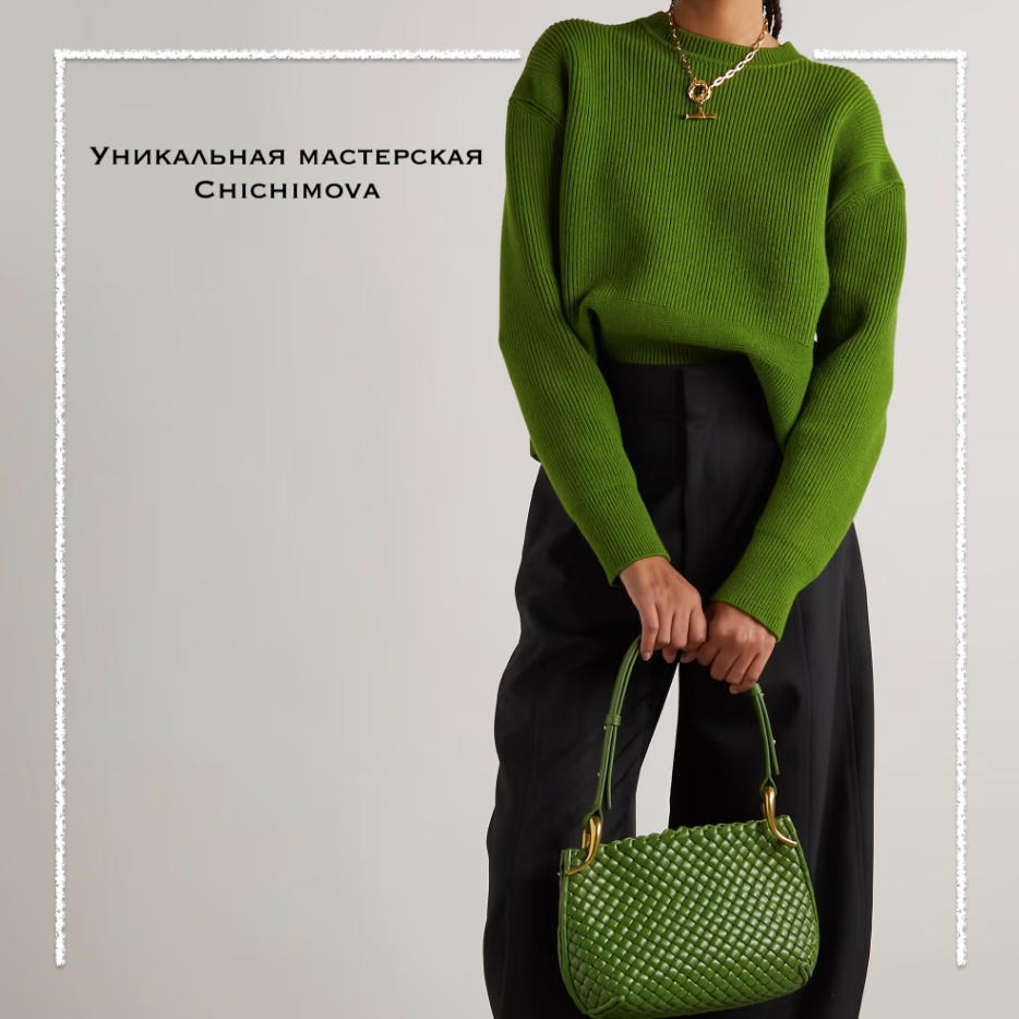 Bottega Veneta воплощает в жизнь простые модели благодаря использованию исключительных тканей. Этот свитер свободного кроя выполнен из кашемира, что подчеркивает его мягкую и роскошную текстуру.