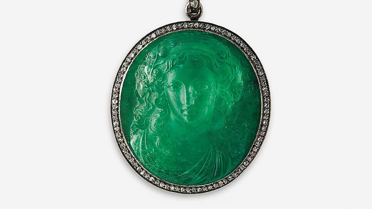 Драгоценная историческая подвеска с резным изумрудом. Источник фото kommersant.ru