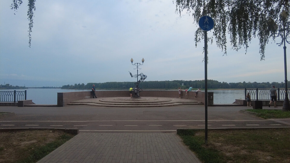 Смотровая площадка напротив впадения Шексны в Волгу